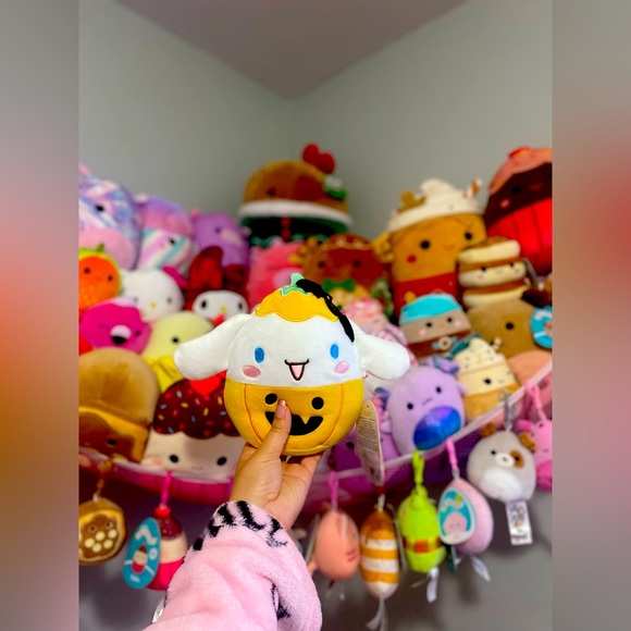 NWT SQUISHMALLOW 5” 🎃 CINNAMAROLL IN PUMPKIN COSTUME WITH 🦇 - Picture 1 of 4